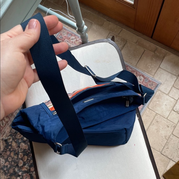 Baggallini Crossbody Travel Bag Pacific Stripe Nylon Large Size Messenger - Picture 12 of 14